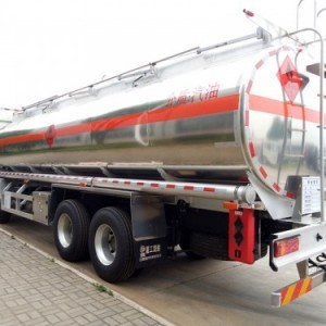 28噸運(yùn)油車 石油物流的重要支撐